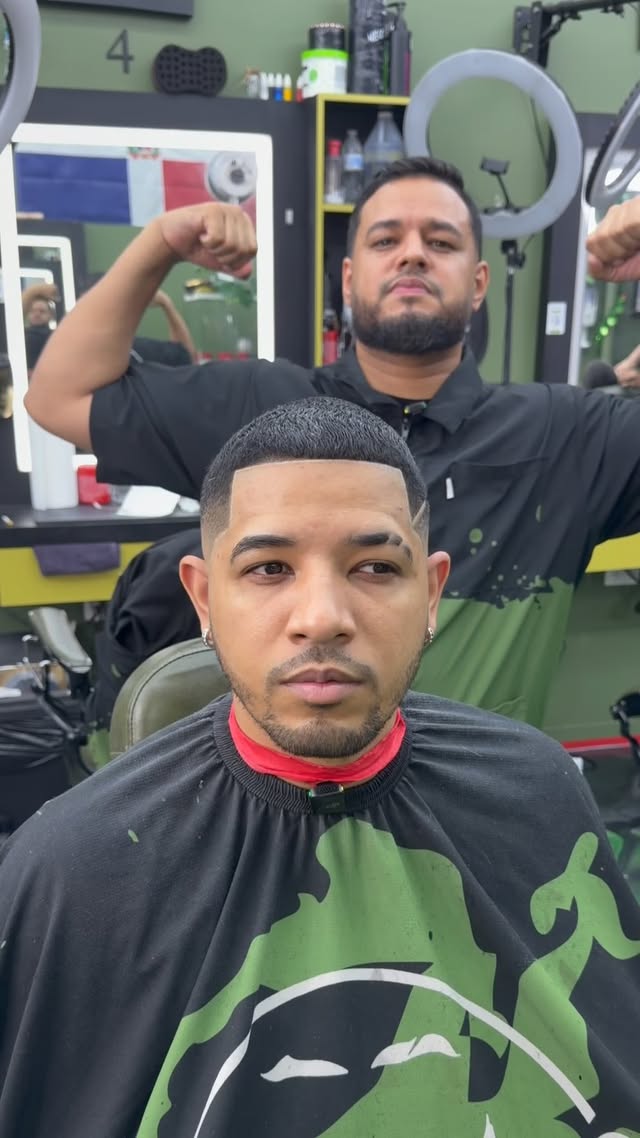 Barber with client showing a fresh lineup at Edward Style Barbershop, Washington Heights NYC